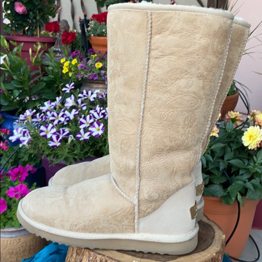 EUC Beige Ugg Boots Size 8 - Picture 2 of 8